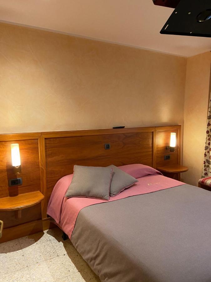 Hostal Montana Alins Exterior photo
