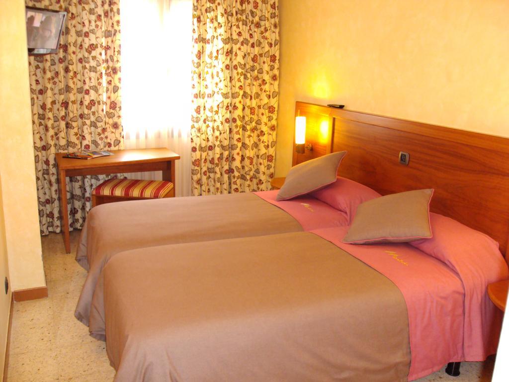 Hostal Montana Alins Room photo